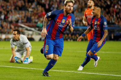 Messi y Neymar cambian de botas durante el partido - Blogs - Tienda de  fútbol Fútbol Emotion