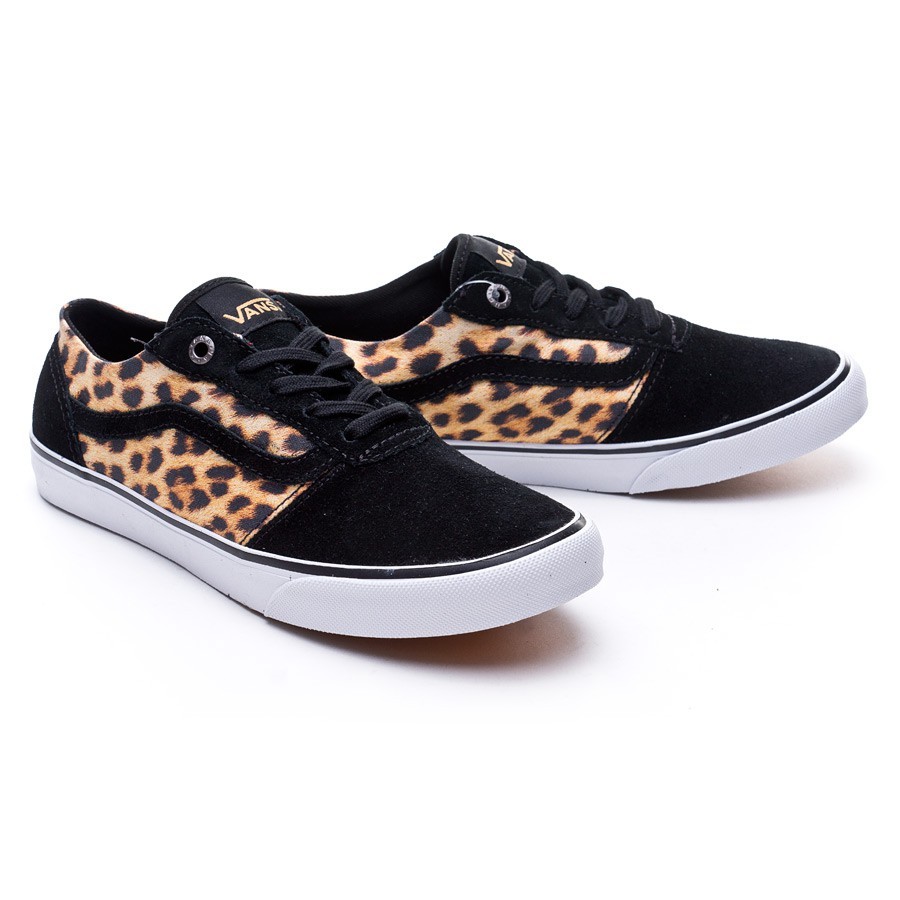 vans negras y leopardo