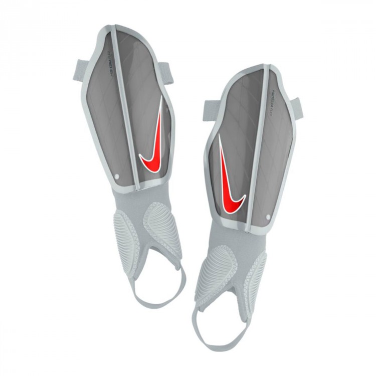 Espinillera Nike Protegga Flex Niño Wolf grey-Pure platinum-Bright crimson  - Tienda de fútbol Fútbol Emotion