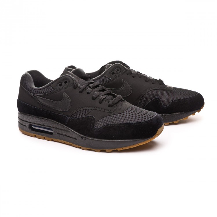 black nike air max gum sole