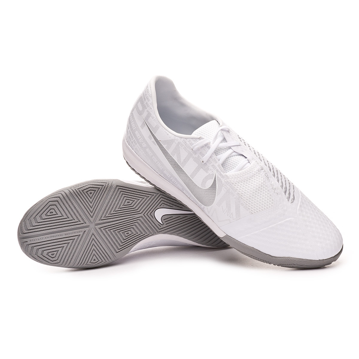 white nike futsal shoes