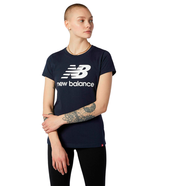 camiseta-new-balance-essentials-stacked-logo-mujer-dark-marine-0