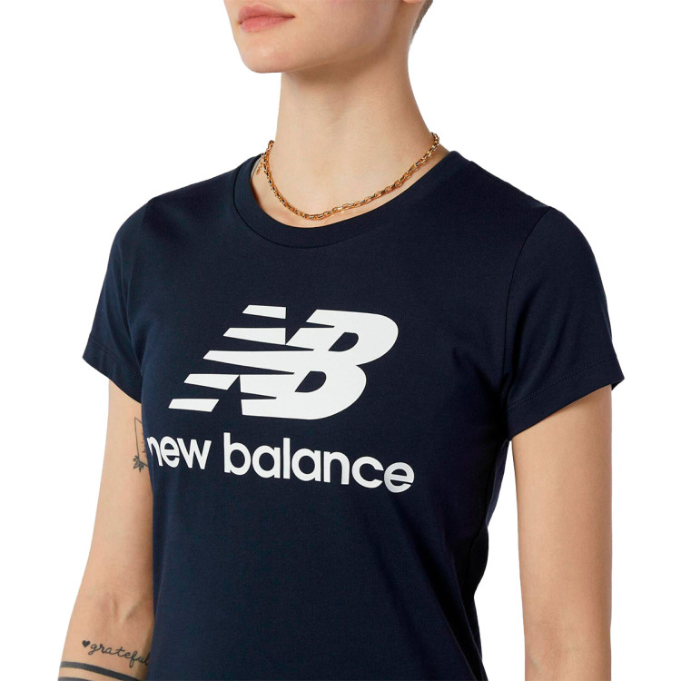 camiseta-new-balance-essentials-stacked-logo-mujer-dark-marine-2