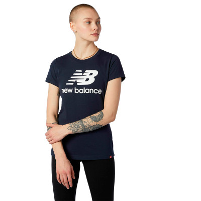 camiseta-new-balance-essentials-stacked-logo-mujer-dark-marine-0.jpg