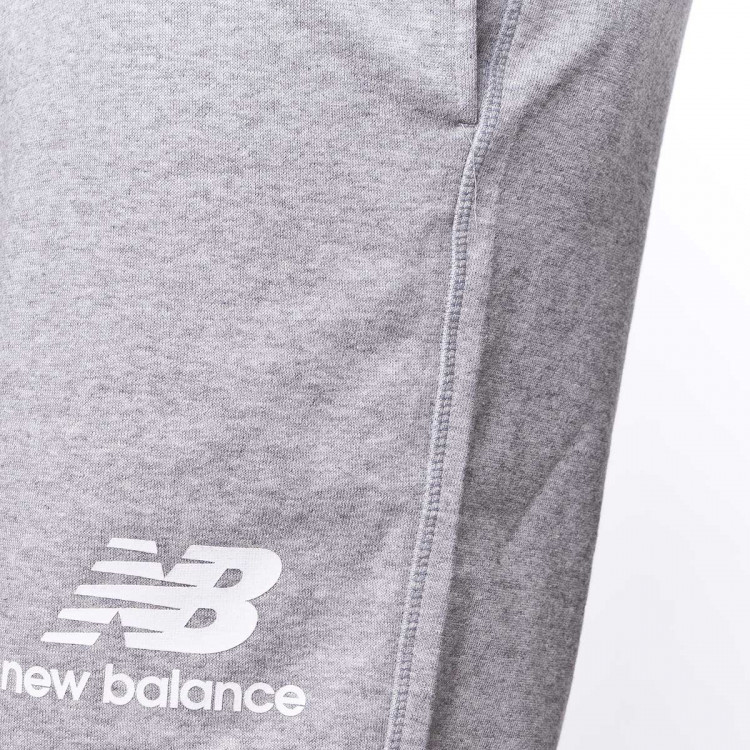 pantalon-corto-new-balance-essentials-stacked-logo-gris-2