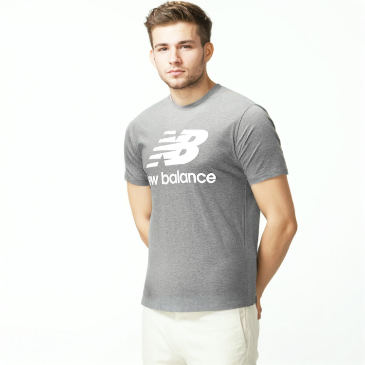 camiseta-new-balance-essentials-stacked-logo-grey-0.jpg