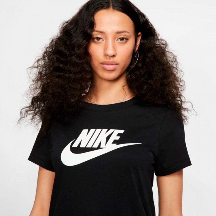camiseta-nike-sportswear-essentials-icon-future-mujer-black-white-2
