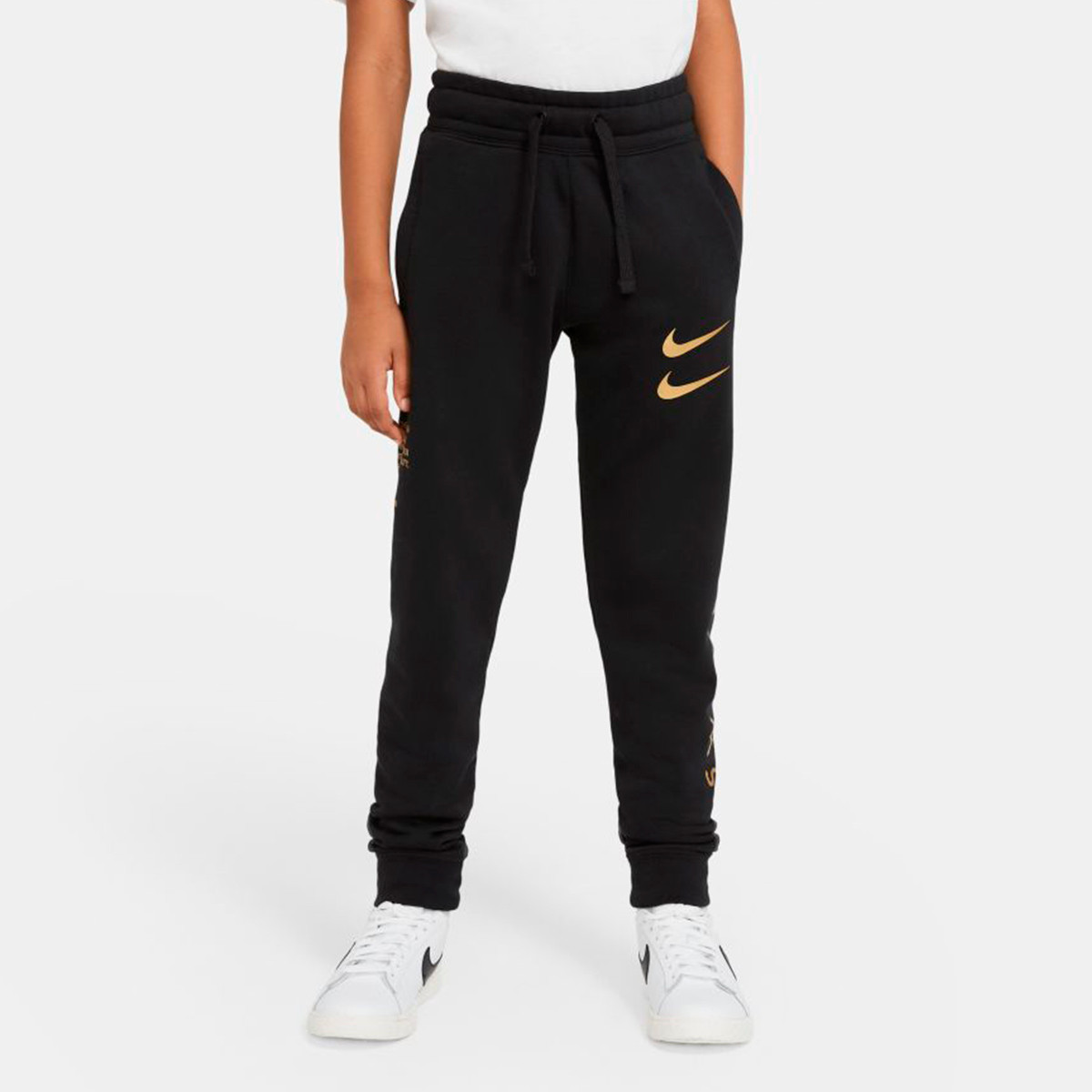 maravilloso Calibre Un pan Pantalón largo Nike Sportswear Swoosh Niño Black-Gold Foil - Fútbol Emotion