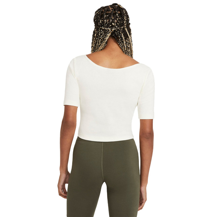 camiseta-nike-sportswear-essential-scoop-mujer-coconut-milk-white-1.jpg