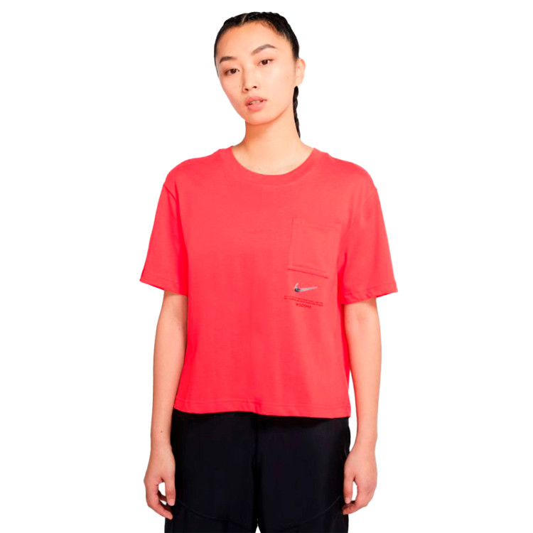 camiseta-nike-sportswear-swoosh-mujer-light-crimson-black-0.jpg