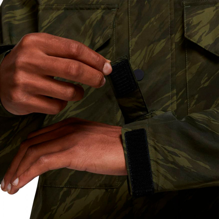 chaqueta-nike-essentials-m65-sequoia-green-strike-2.jpg