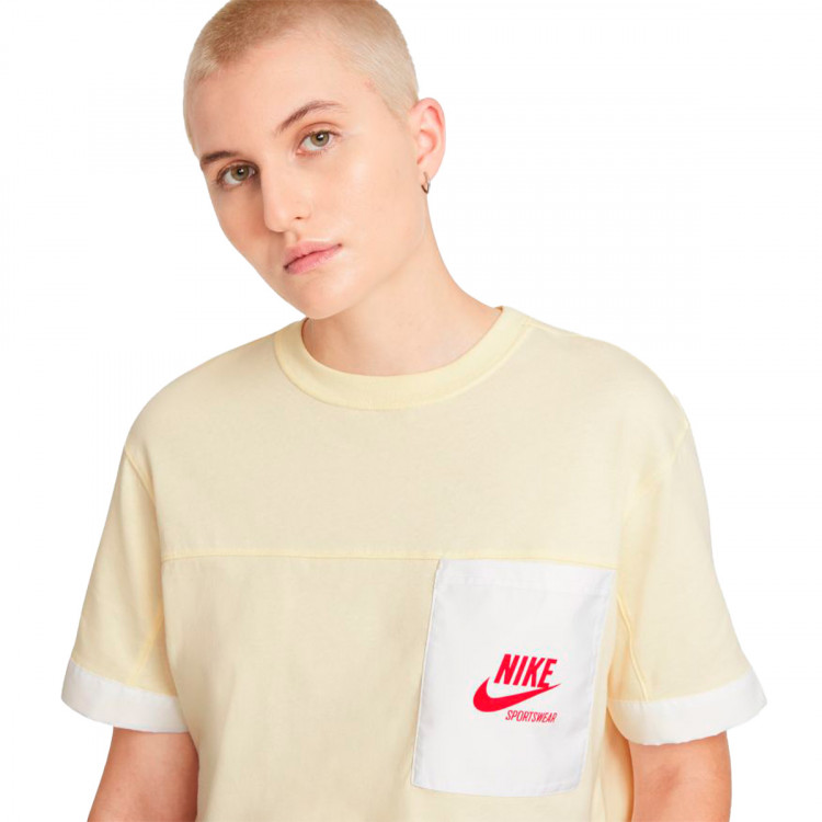camiseta-nike-nsw-ss-top-heritage-mujer-cashmere-white-university-red-2.jpg