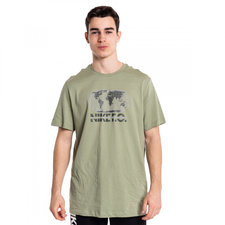 camiseta-nike-fc-essentials-seasonal-graphic-oil-green-0.jpg