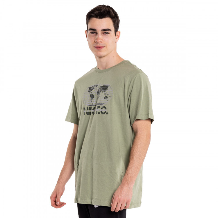 camiseta-nike-fc-essentials-seasonal-graphic-oil-green-1.jpg
