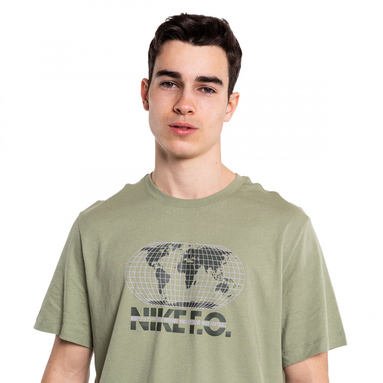 camiseta-nike-fc-essentials-seasonal-graphic-oil-green-3.jpg