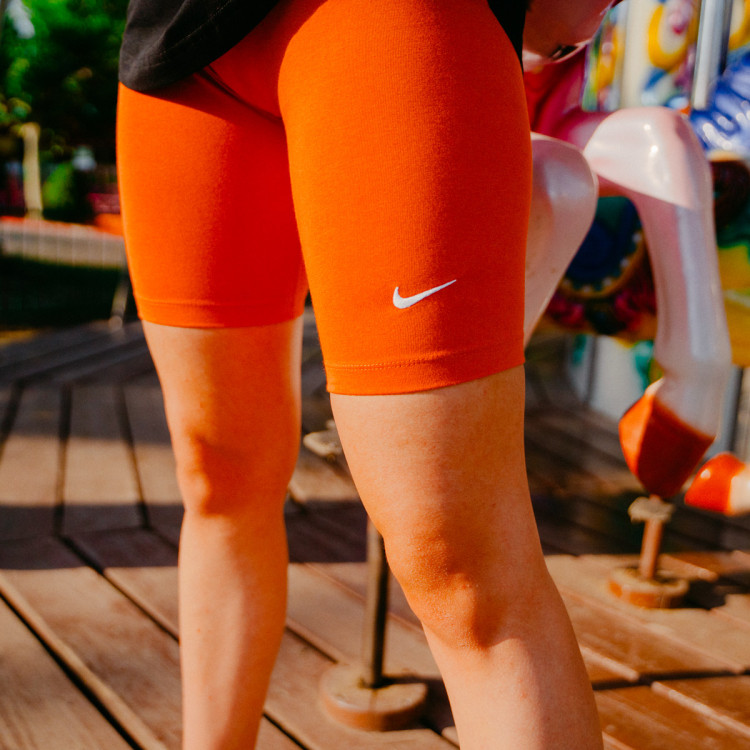 malla-nike-sportswear-essential-biker-mujer-sport-spice-white-5.jpg