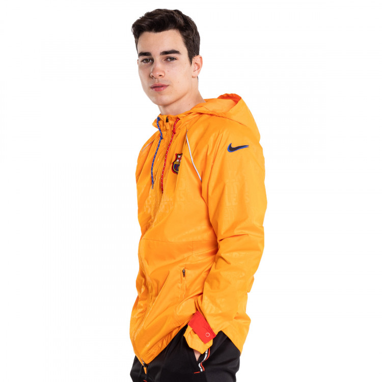 chaqueta-nike-fc-barcelona-fanswear-2021-2022-vivid-orange-game-royal-university-red-1.jpg