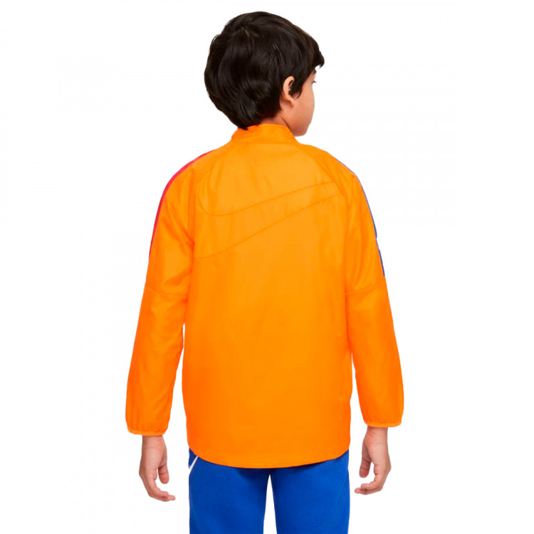 chaqueta-nike-fc-barcelona-fanswear-2021-2022-nino-vivid-orange-university-red-game-royal-1