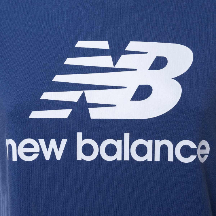 camiseta-new-balance-essentials-stacked-logo-mujer-azul-2.jpg