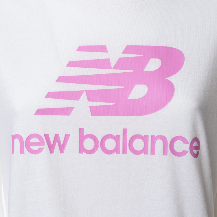 camiseta-new-balance-essentials-stacked-logo-mujer-beige-2.jpg