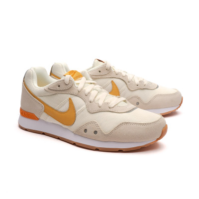 Zapatilla Nike Venture Coconut Milk-Sanded Gold-Gum Lt Brown