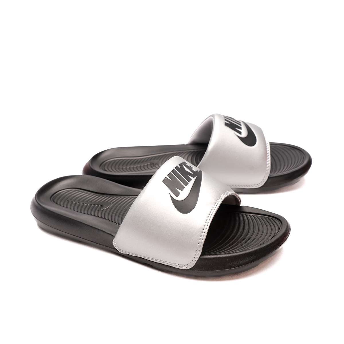 Chanclas Nike Victori One Mujer Black-Black-Metallic Silver - Fútbol Emotion