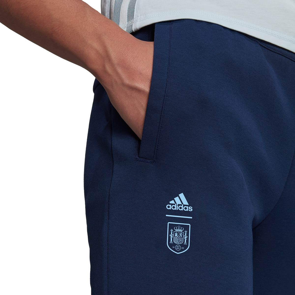tonto reflejar Soldado Pantalón largo adidas España Fanswear Euro 2022 Mujer Navy Blue-Shock  Cyan-Sky Tint - Fútbol Emotion