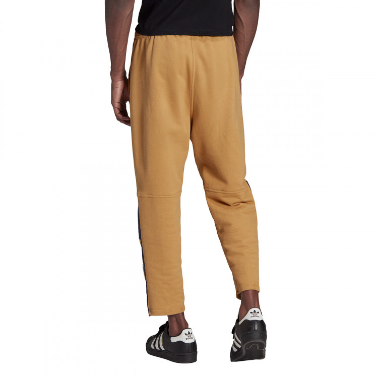 pantalon-largo-adidas-78-tiro-aw-golden-beige-2.jpg