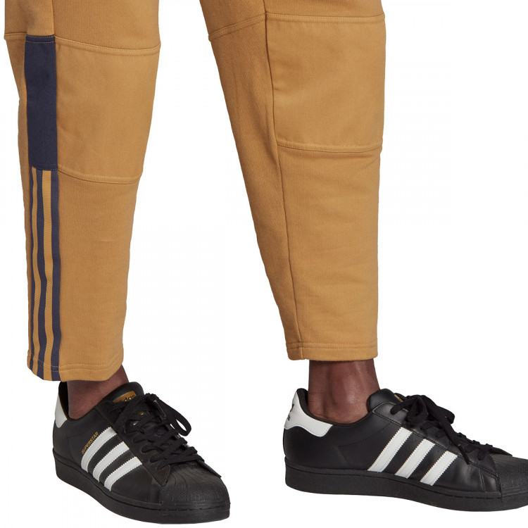 pantalon-largo-adidas-78-tiro-aw-golden-beige-4.jpg