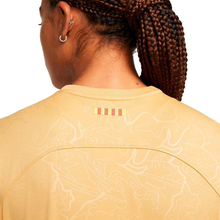 camiseta-nike-fc-barcelona-segunda-equipacion-stadium-2022-2023-mujer-club-gold-5.jpg