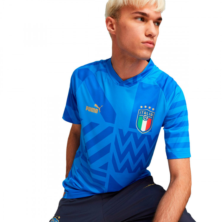 chaqueta-puma-italia-pre-match-2022-2023-ignite-blue-electric-blue-lemonade-3.jpg