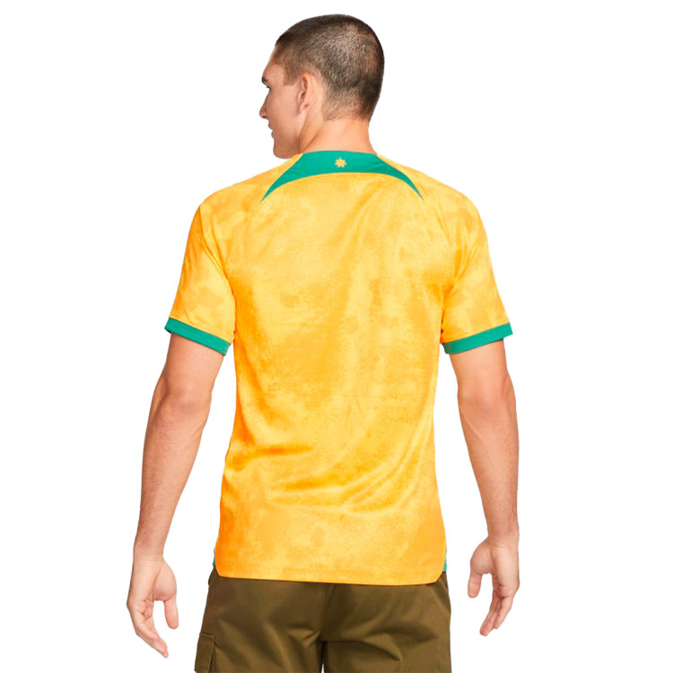 camiseta-nike-australia-primera-equipacion-stadium-mundial-qatar-2022-tour-yellow-university-gold-green-noise-1.jpg
