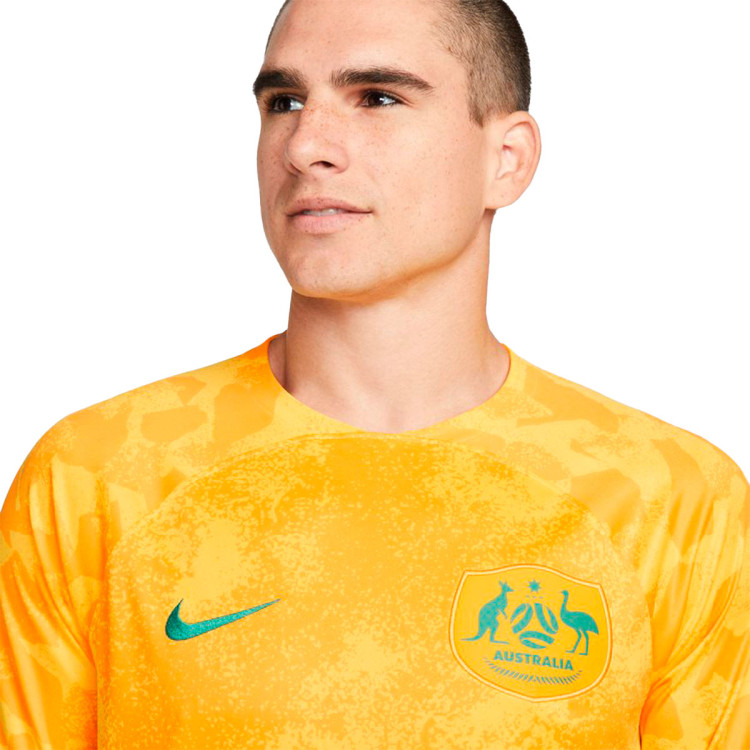 camiseta-nike-australia-primera-equipacion-stadium-mundial-qatar-2022-tour-yellow-university-gold-green-noise-2.jpg
