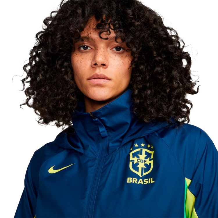 chaqueta-nike-brasil-fanswear-mundial-qatar-2022-mujer-coastal-blue-dynamic-yellow-green-spark-2.jpg
