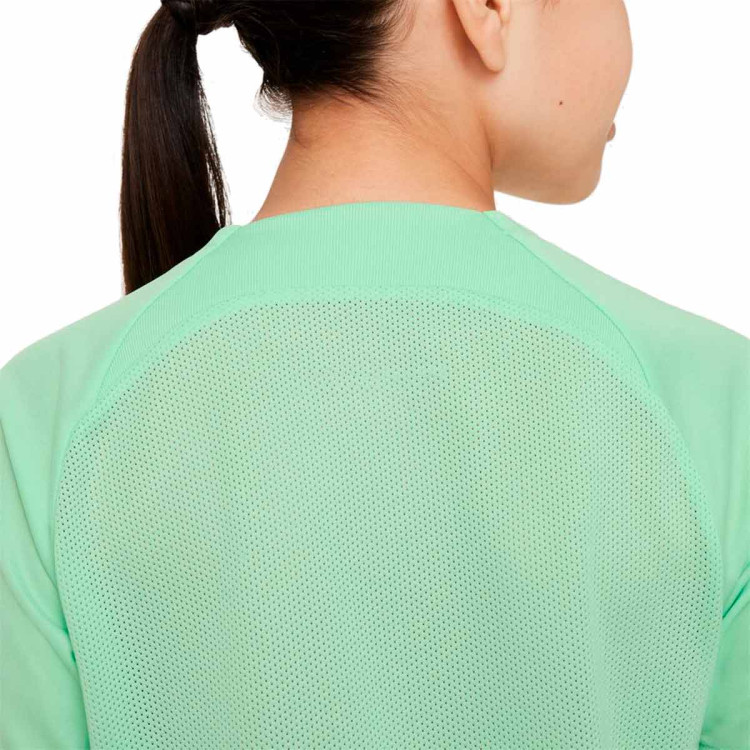 camiseta-nike-brasil-training-mundial-qatar-2022-nino-cucumber-calm-3.jpg