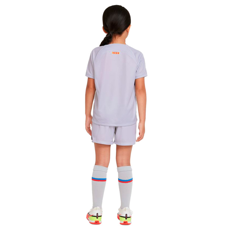 conjunto-nike-fc-barcelona-tercera-equipacion-stadium-2022-2023-nino-sky-grey-3.jpg