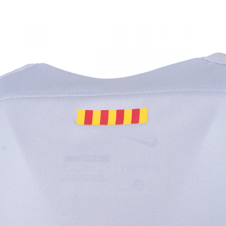 camiseta-nike-fc-barcelona-tercera-equipacion-stadium-2022-2023-mujer-sky-grey-4.jpg