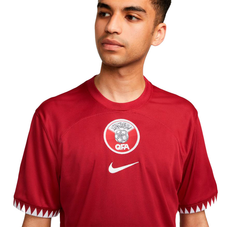 camiseta-nike-qatar-primera-equipacion-stadium-mundial-qatar-2022-desert-maroon-2.jpg