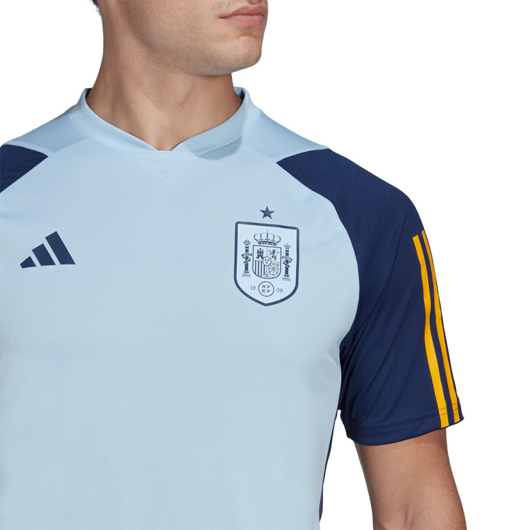 camiseta-adidas-espana-training-mundial-qatar-2022-glow-blue-4.jpg