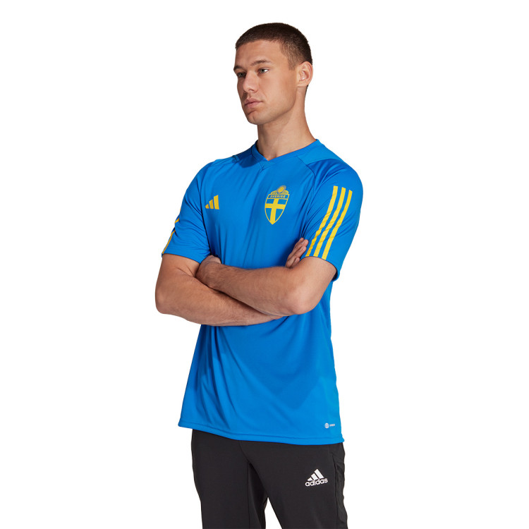 camiseta-adidas-suecia-training-mundial-qatar-2022-glory-blue-yellow-2.jpg