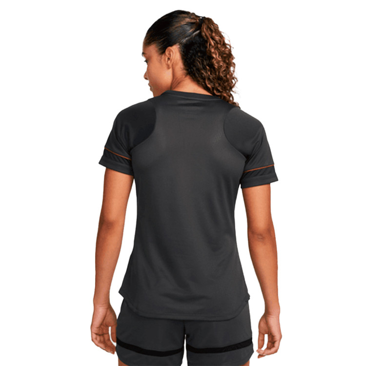 camiseta-nike-dri-fit-academy-mujer-dark-somke-grey-dark-russet-off-noir-1.jpg