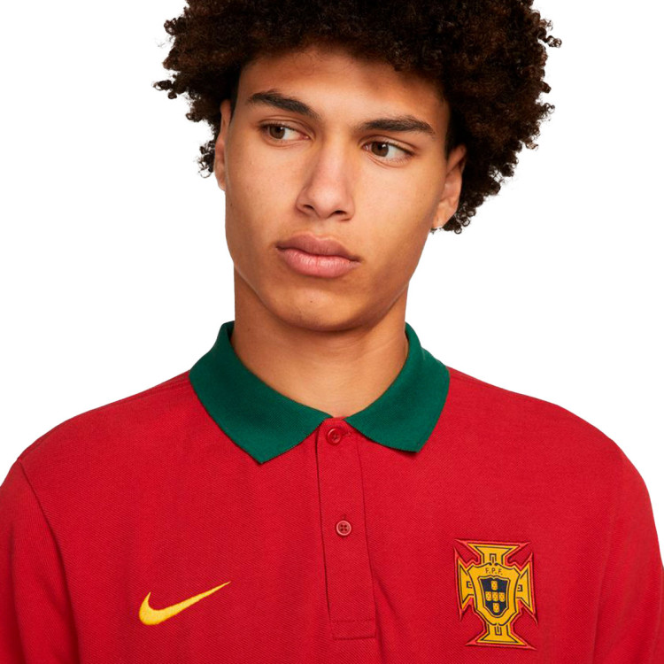 polo-nike-portugal-fanswear-mundial-qatar-2022-pepper-red-gorge-green-obsidian-2.jpg