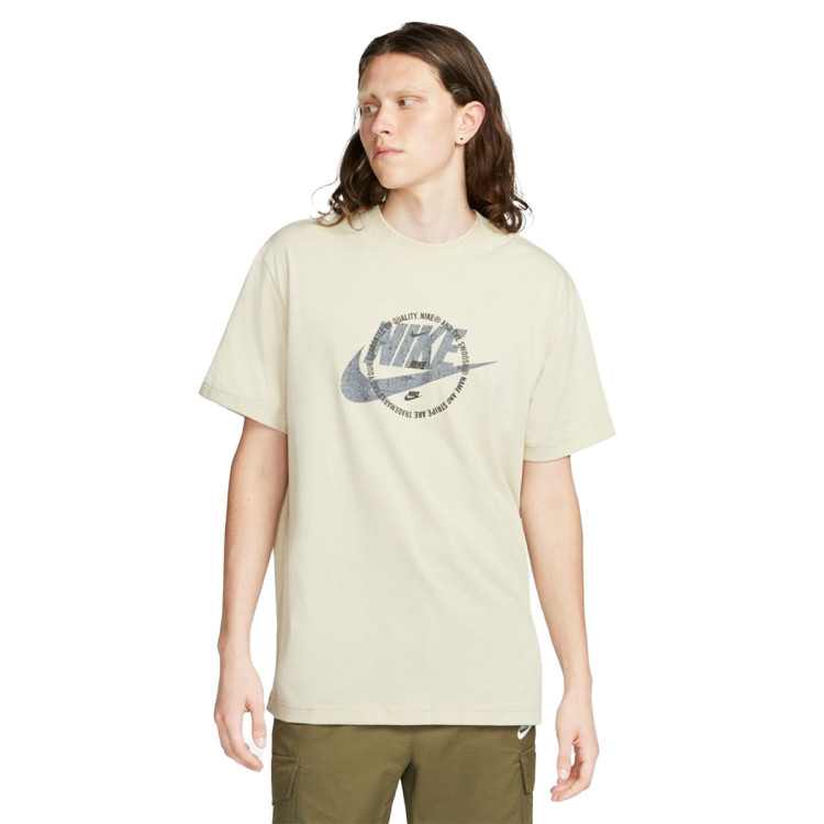 camiseta-nike-sportswear-graphic-rattan-safety-orange-0.jpg
