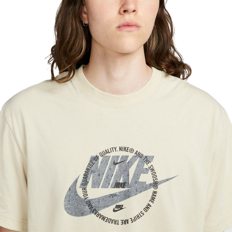 camiseta-nike-sportswear-graphic-rattan-safety-orange-2.jpg