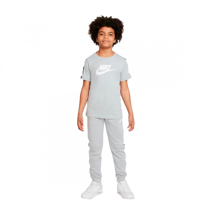 camiseta-nike-sportswear-repeat-nino-lt-smoke-grey-white-3.jpg