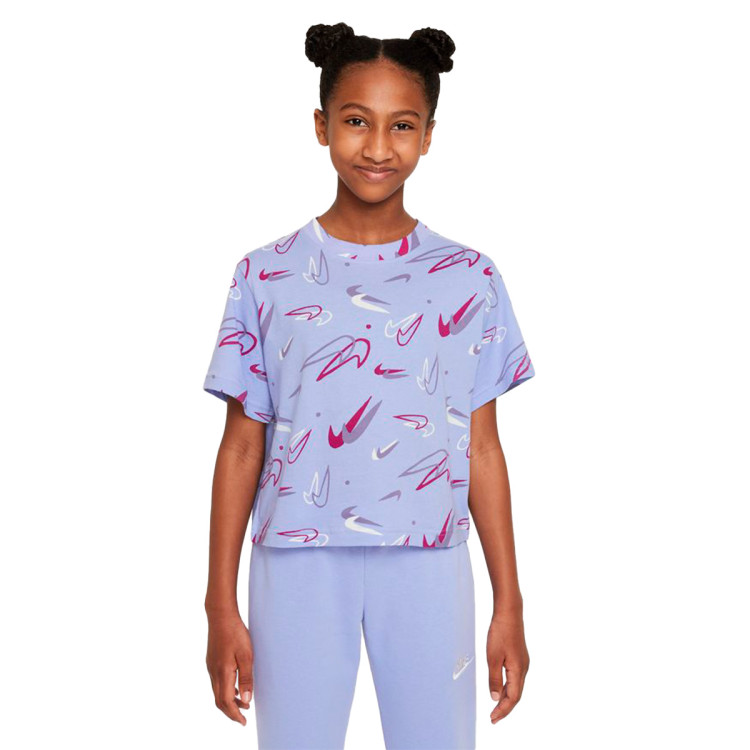 camiseta-nike-sportswear-repeat-swooshfetti-nina-light-thistle-0.jpg