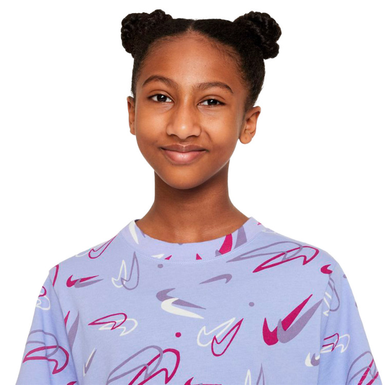 camiseta-nike-sportswear-repeat-swooshfetti-nina-light-thistle-2.jpg