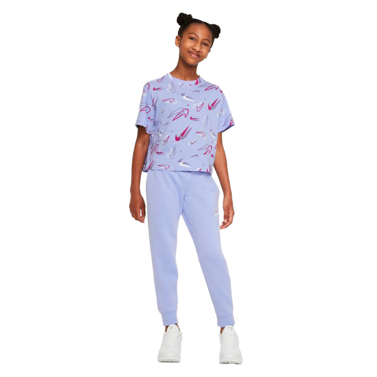 camiseta-nike-sportswear-repeat-swooshfetti-nina-light-thistle-3.jpg