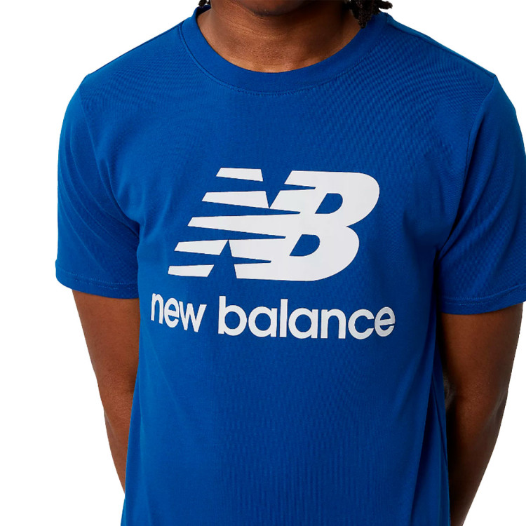camiseta-new-balance-essentials-stacked-logo-tee-blue-2.jpg