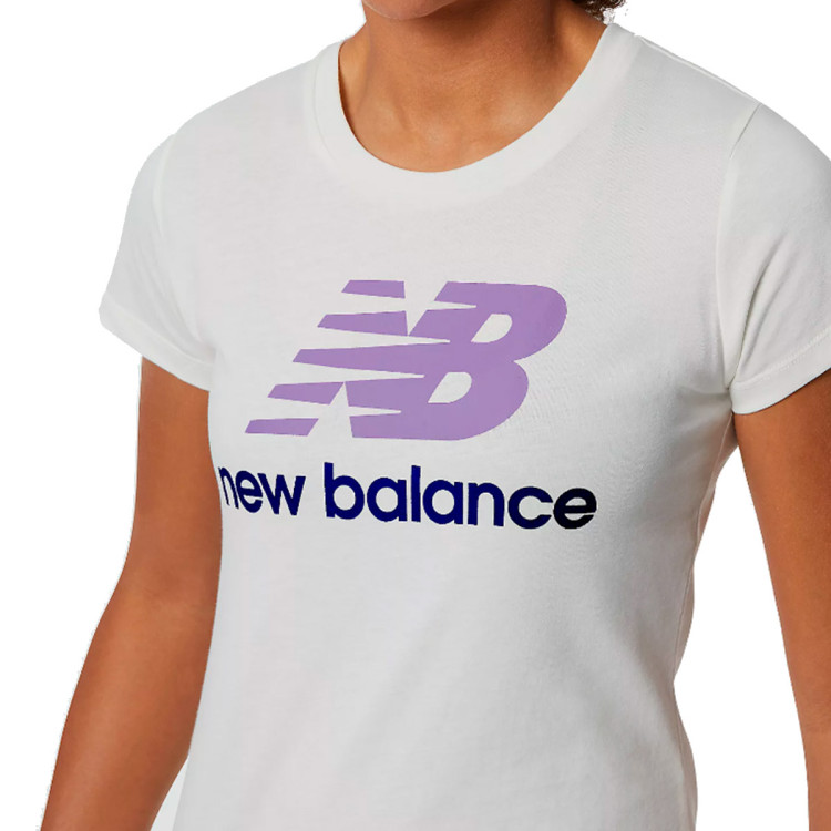 camiseta-new-balance-essentials-stacked-logo-mujer-print-pattern-misc-2.jpg